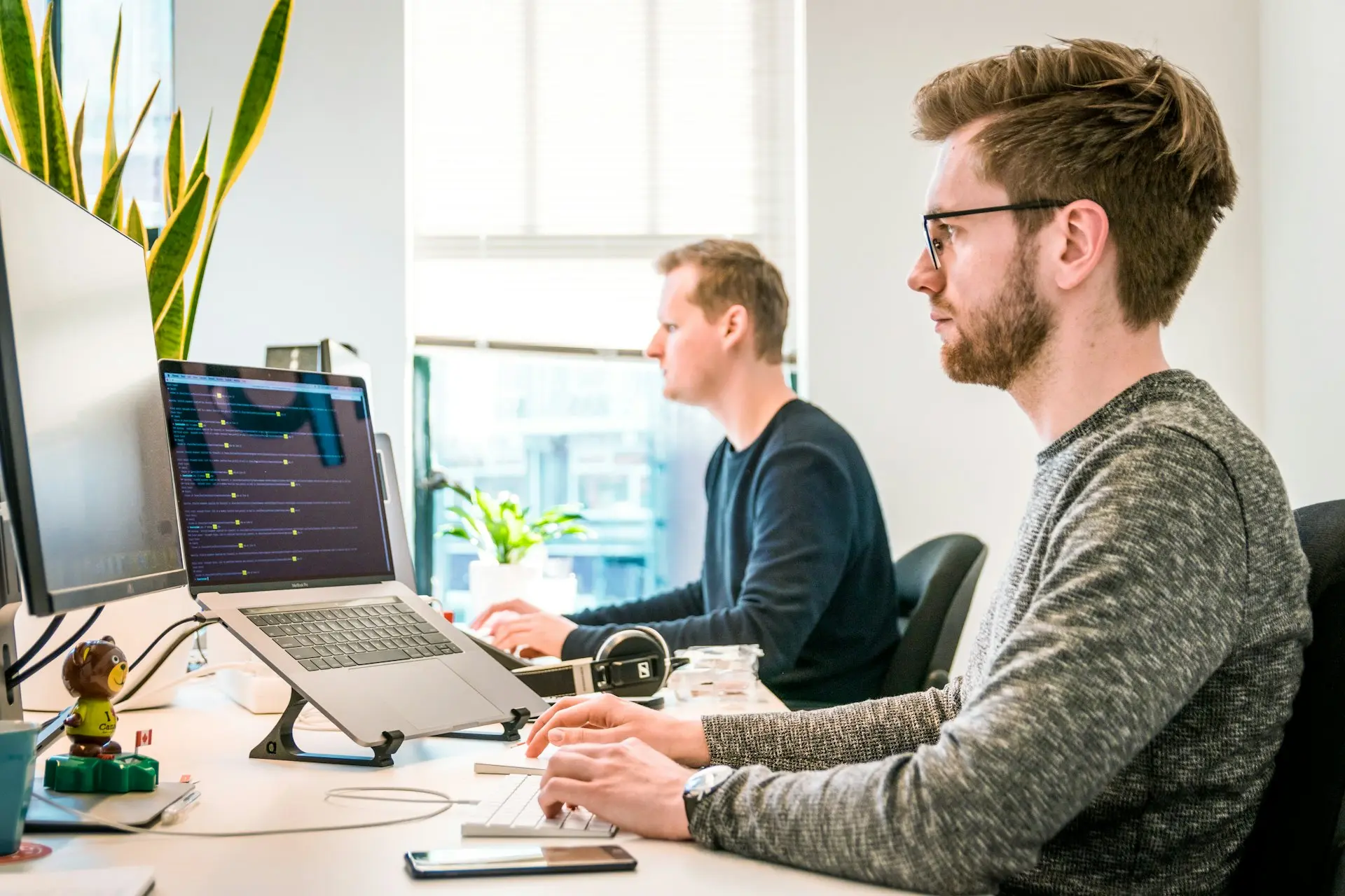 Un team al lavoro su computer in un ufficio luminoso
